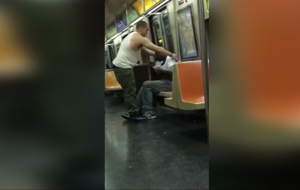 Nyu-York metrosu: öz köynəyini çıxarıb evsiz şəxsə verdi