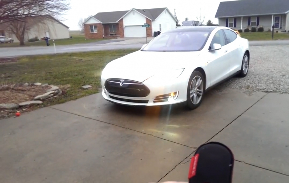 Первые пользователи Tesla опубликовали в сети видео: автомобиль паркуется сам