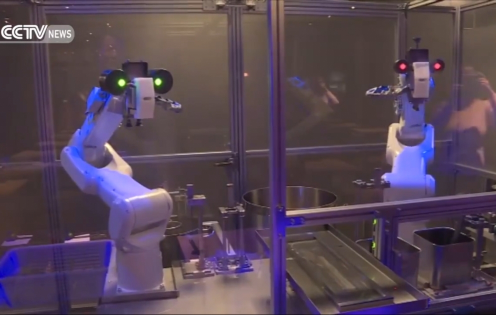 Şanxay: aşpaz robotlar 2 dəqiqəyə əriştə supu bişirirlər