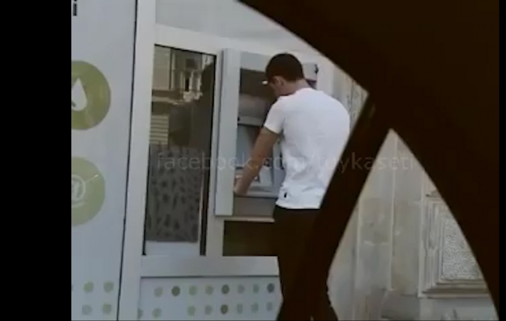 "AGbank"dan maraqlı VİDEO 
Müştəriləri ilə zarafat edən bankomat