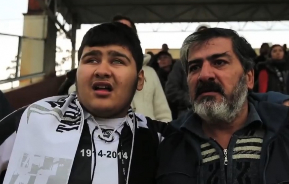 Türkiyədə ata gözləri görməyən oğluna futbol həyəcanını yaşadır