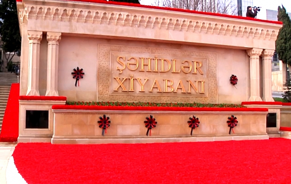 Şəhidlər xiyabanına insan axını davam edir