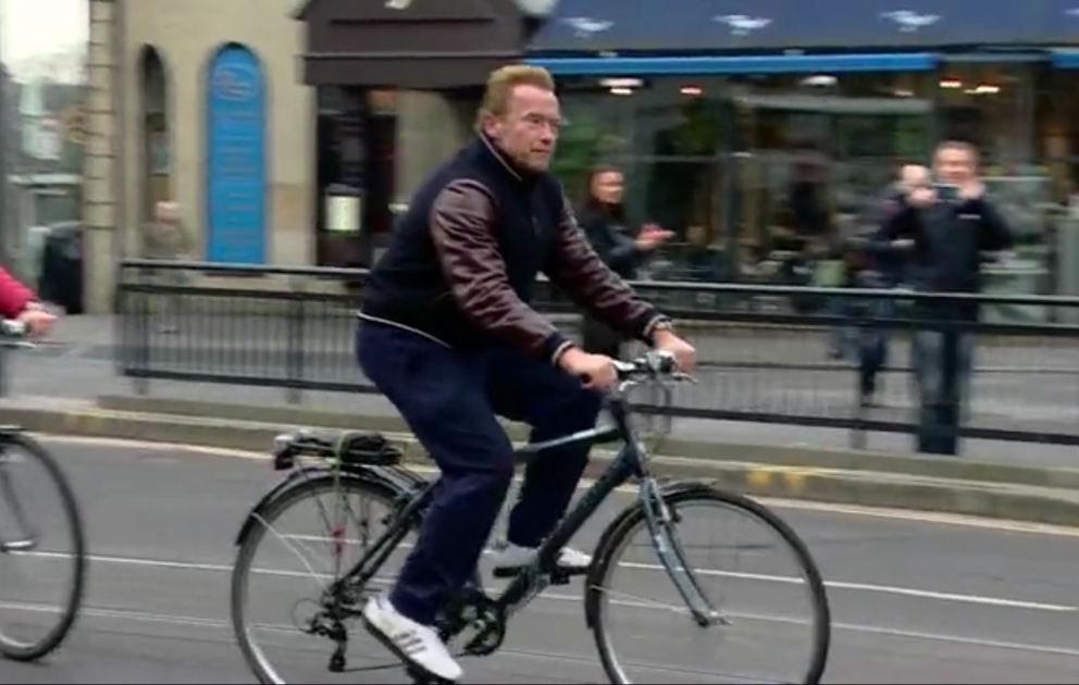 "Terminator" Edinburq küçələrində velosiped sürdü