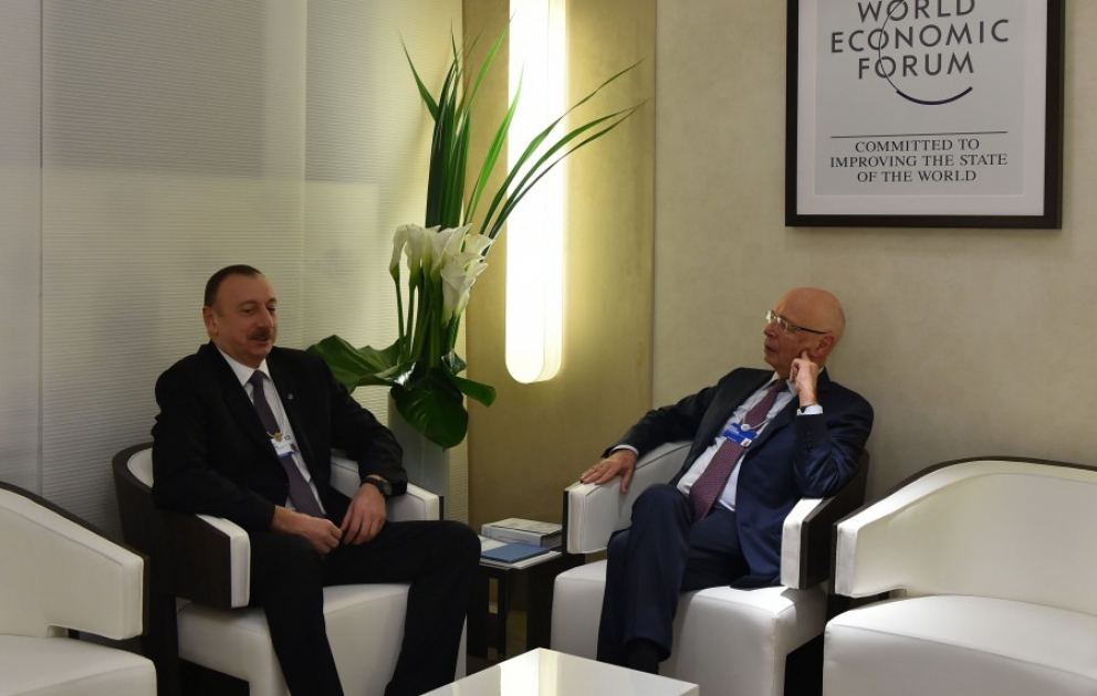 Aserbaidschans Präsident Ilham Aliyev trifft sich mit WWF-Präsident Klaus Schwab