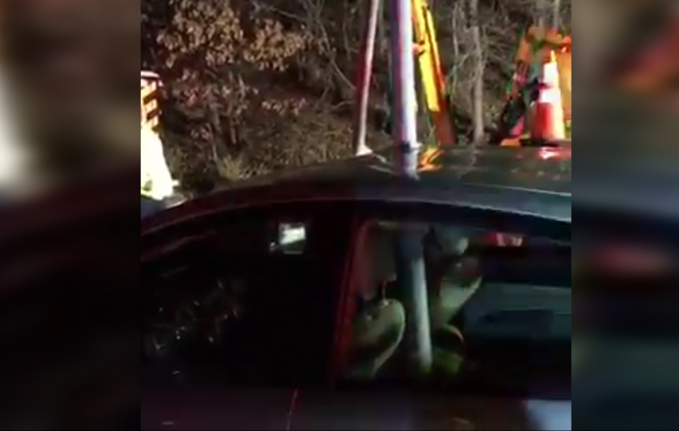 ABŞ: işıq dirəyi maşını dəlib keçdi