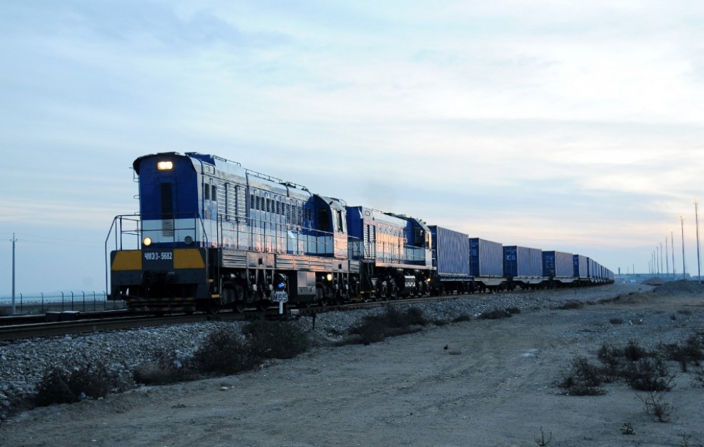 Le train porte-conteneurs Ukraine-Géorgie-Azerbaïdjan-Kazakhstan-Chine arrive au port de Bakou