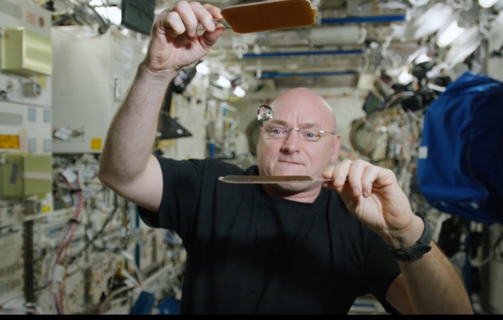 Amerikalı astronavt kosmosda su ilə tennis oynadı