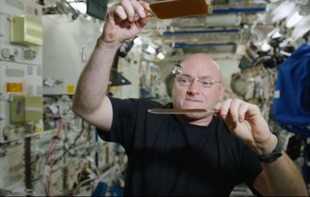 Un astronaute américain joue au tennis avec une gouttelette d'eau