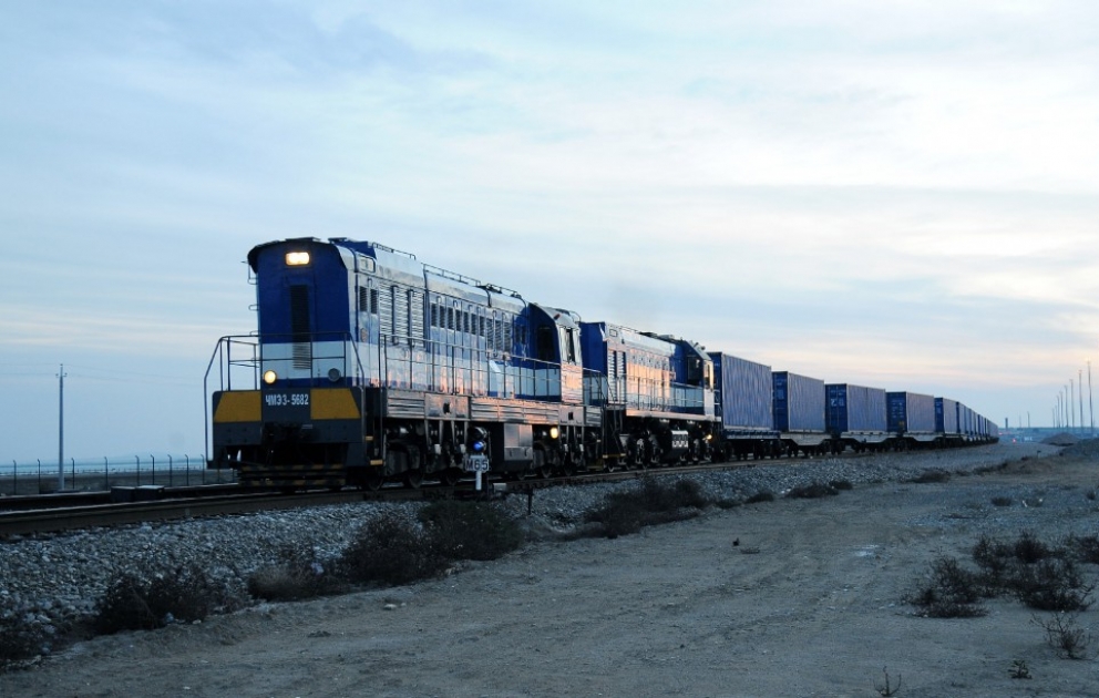 Containerzug Ukraine-Georgien-Aserbaidschan-Kasachstan-China ist im Hafen von Baku angelangt
