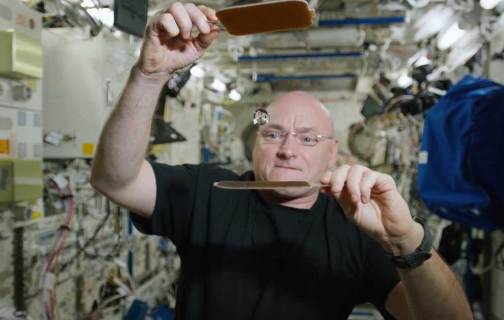 Amerkanischer Astronaut spielt im Kosmos Tennis mit Wasser