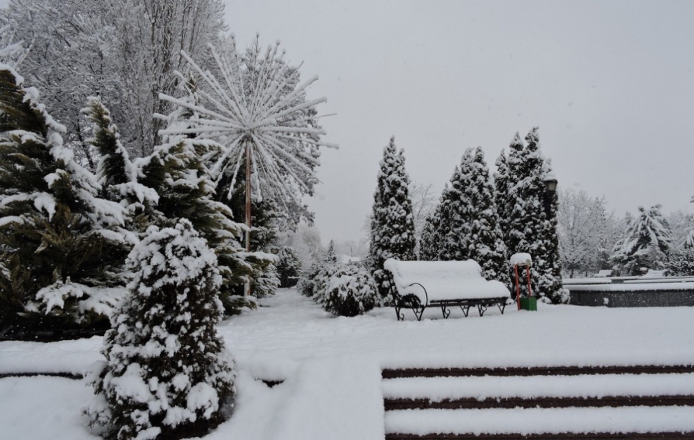 Snow sweeps Qakh