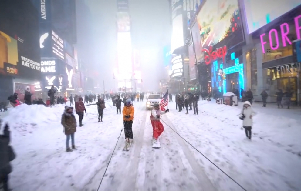 Skifahren und Snowboarden auf den Straßen von New York
