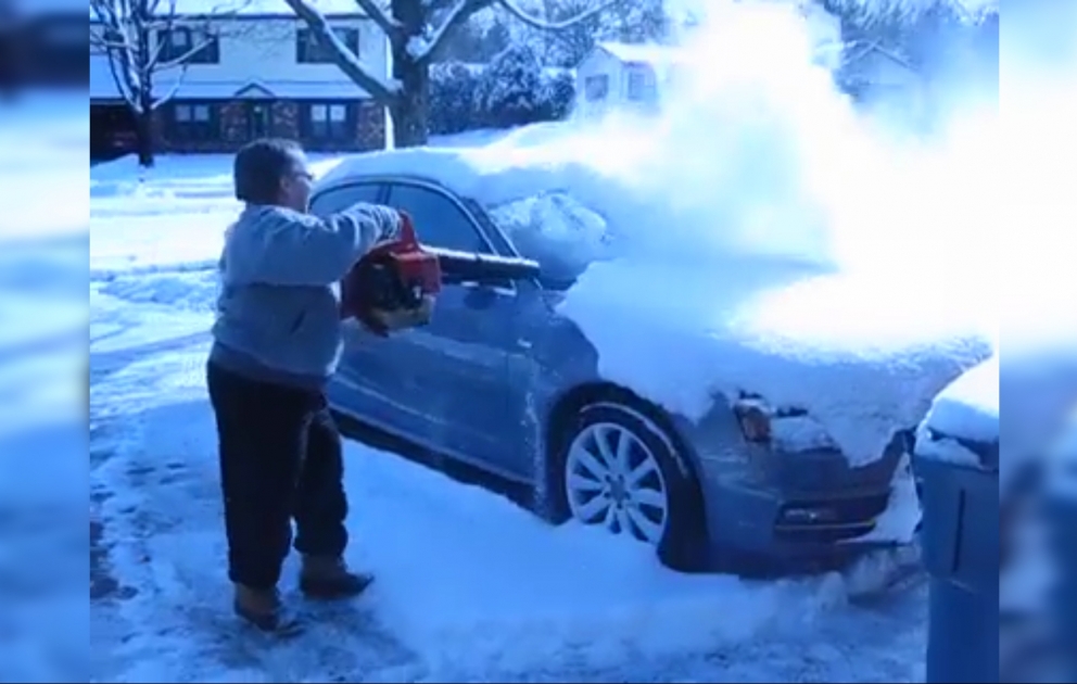 Le moyen le plus facile de nettoyer une voiture couverte de neige
