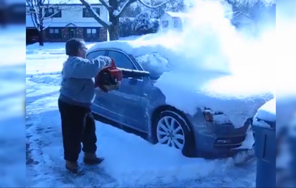 Einfachster Weg der Reinigung vom schneebedeckten Auto