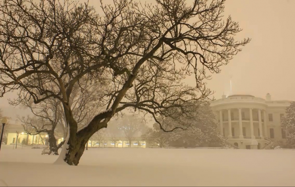 Weißes Haus im Wintersturm