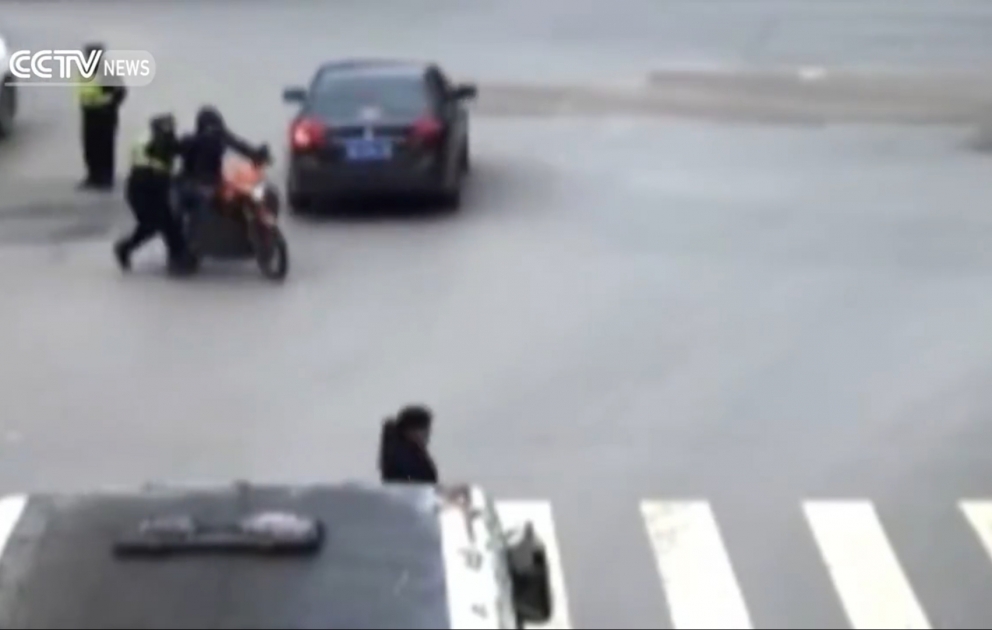 Çin: saxla əmrinə motosikletçi polisi özü ilə dartıb apardı