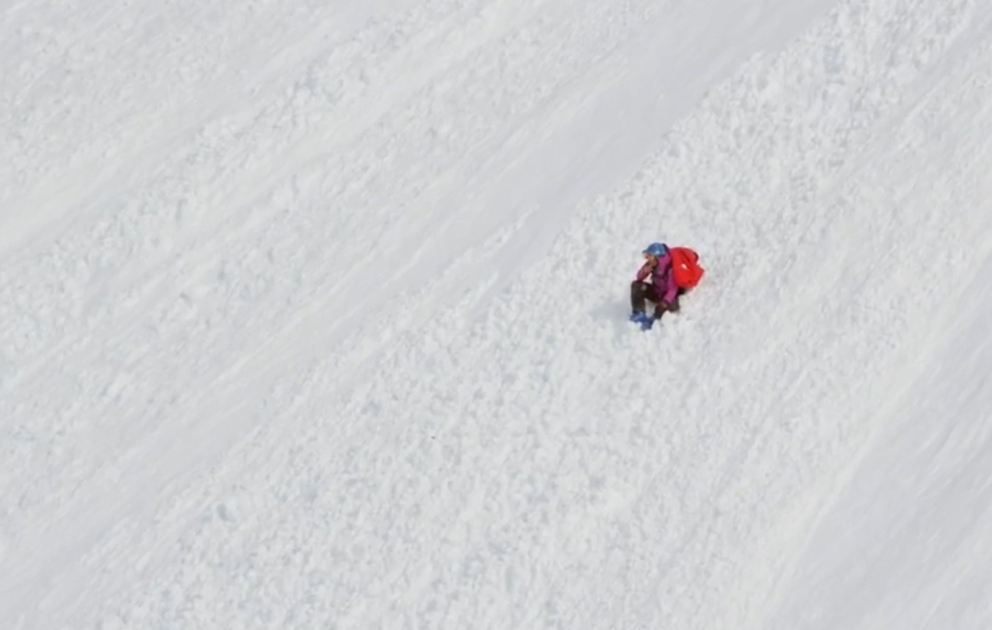 Une skieuse dévale une pente et s’en sort indemne