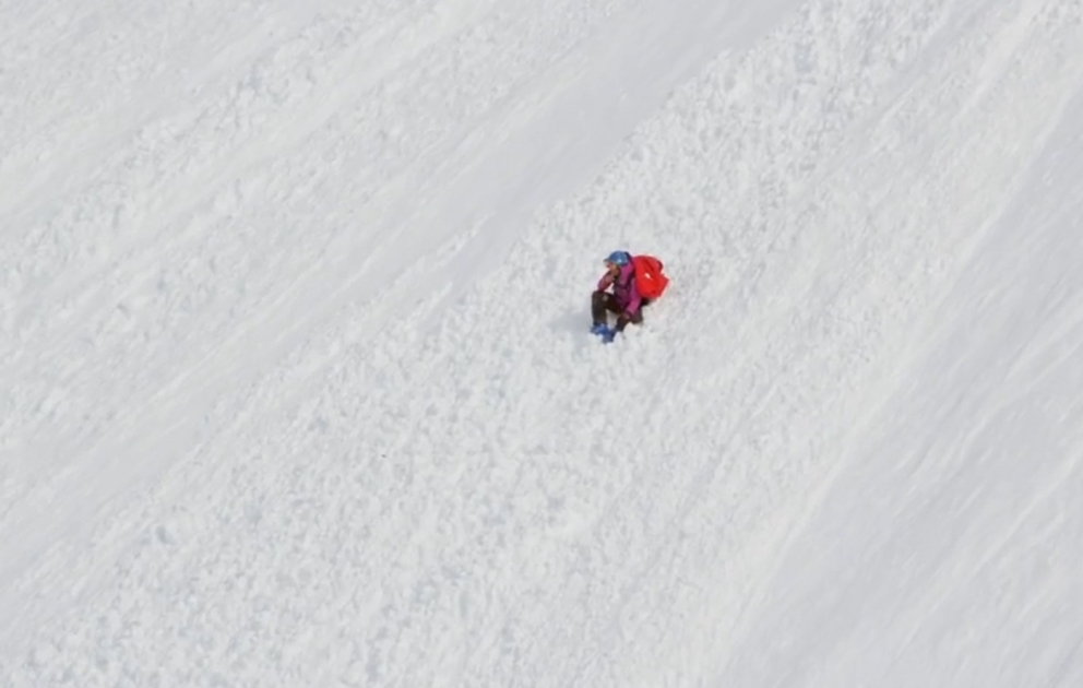 Spektakulärer Ski-Unfall – Skifahrerin stürzt 300 Meter in die Tiefe