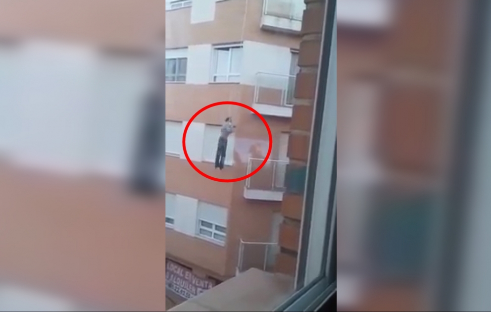 Evinə pəncərədən girmək istədi, yıxılıb öldü - Ekvadorda