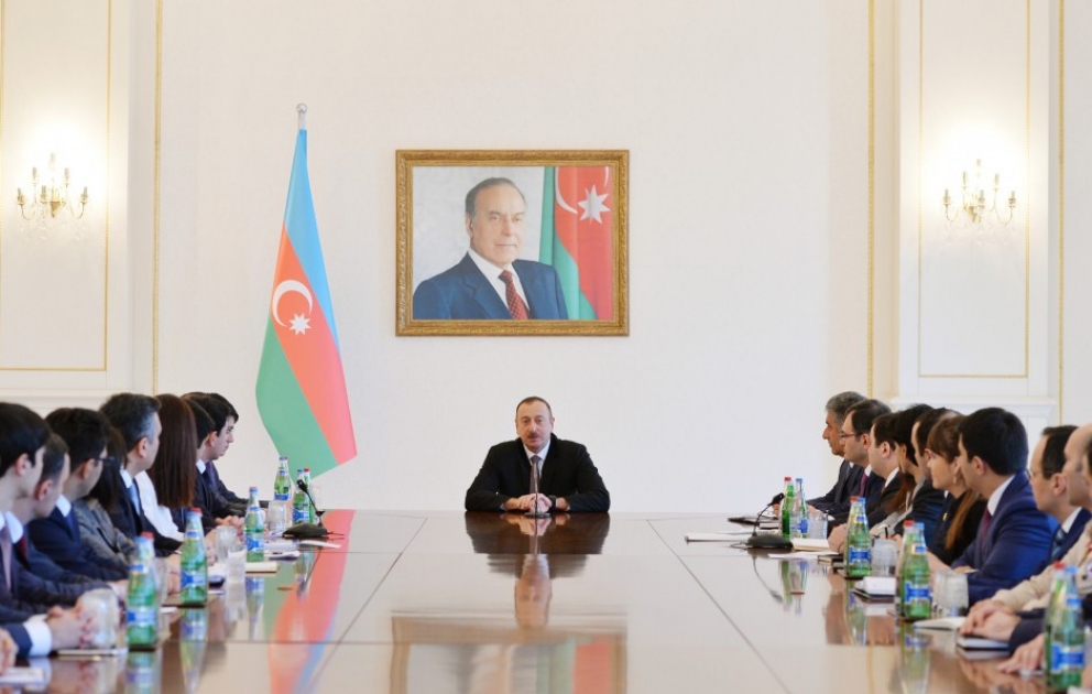 Aserbaidschans Präsident Ilham Aliyev trifft sich mit einer Gruppe von Jugendlichen