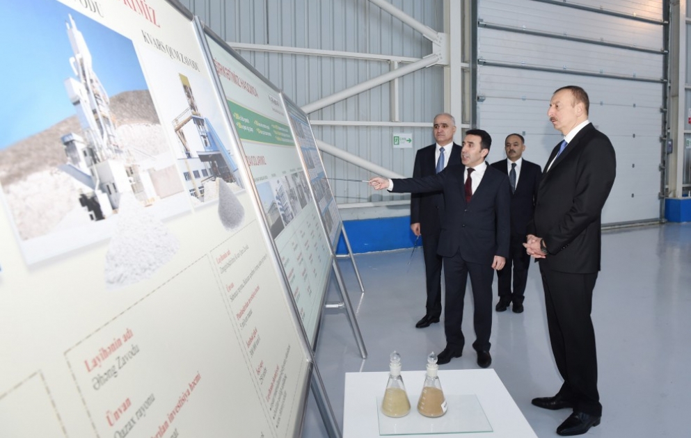 Aserbaidschans Präsident Ilham Aliyev besucht neu gebautes Gipswerk Aghdagh