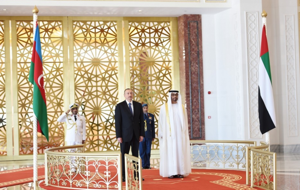 Le président azerbaïdjanais Ilham Aliyev arrive aux Emirats arabes unis  Cérémonie d’accueil officiel