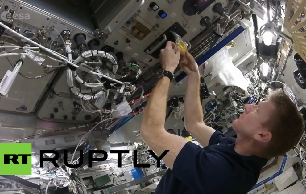Astronaut Tim Peake zeigt, wie man Spiegelei  auf der Internationalen Raumstation zubereitet