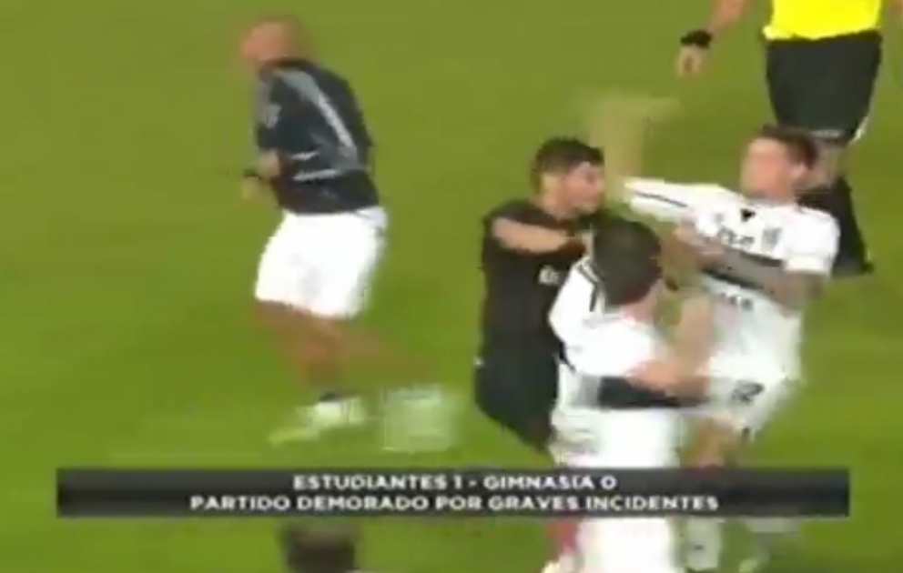 Argentinada futbolçular meydanda əlbəyaxa olub