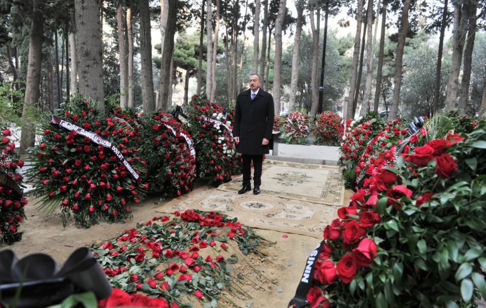 Prezident İlham Əliyev akademik Cəlal Əliyevin məzarını ziyarət edib