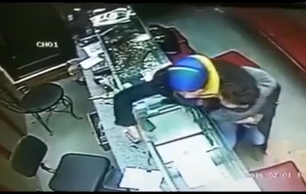 Ana uşağının gözü qarşısında oğurluq etdi