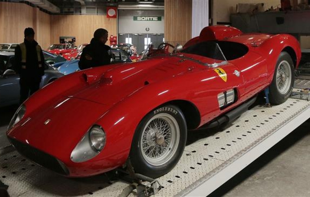 Parisdə 1957-ci ilin “Ferrari” avtomobili satışa çıxarılıb