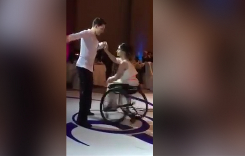 Danse intéressante d’un athlète paralympique