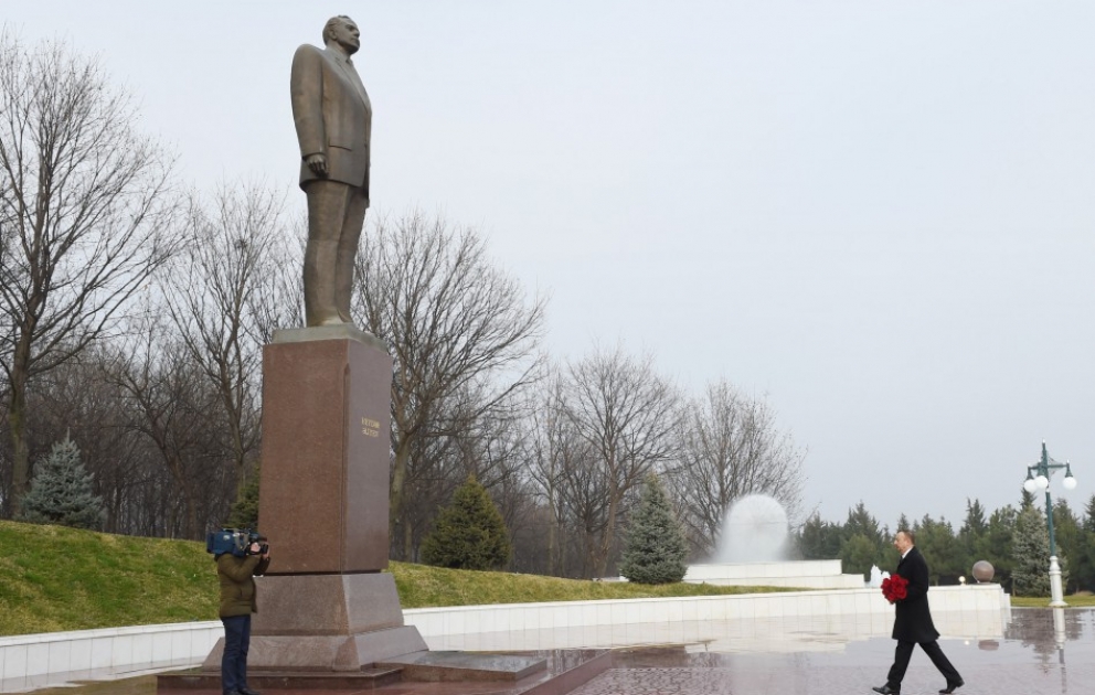 Le président Ilham Aliyev visite le monument d’Heydar Aliyev à Tovouz