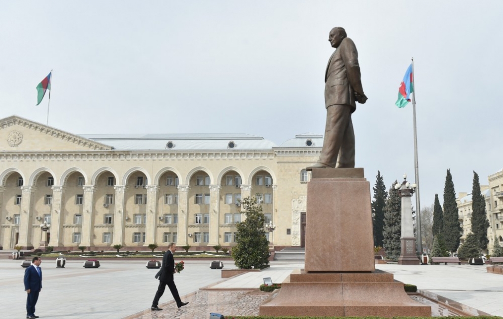 Prezident İlham Əliyev Gəncədə ulu öndər Heydər Əliyevin abidəsini ziyarət edib