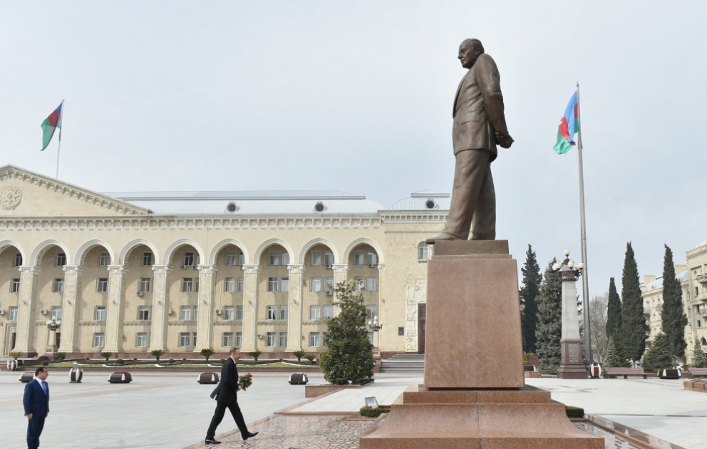 Президент Ильхам Алиев посетил памятник великому лидеру Гейдару Алиеву в Гяндже