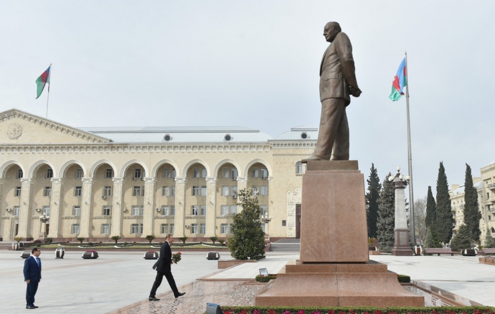President Ilham Aliyev visited statue of national leader Heydar Aliyev in Ganja