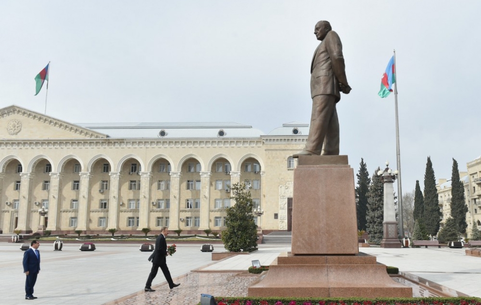 Gandja : le président azerbaïdjanais dépose des fleurs au pied du monument à Heydar Aliyev