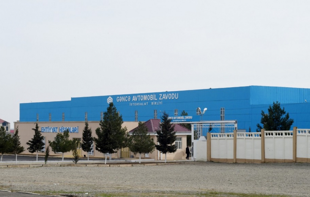 Le président Ilham Aliyev à l’Usine d’assemblage automobile de Gandja