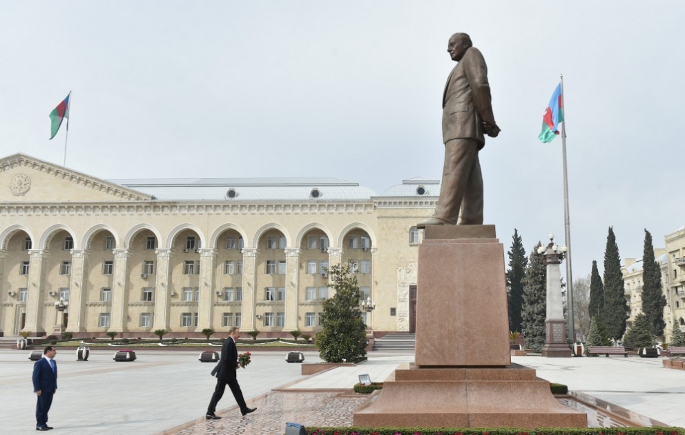 Besuch des Denkmals von Nationalleader Heydar Aliyev in Ganja