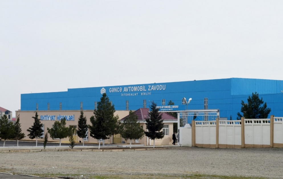 Präsident Ilham Aliyev besucht Ganja Automobilwerk