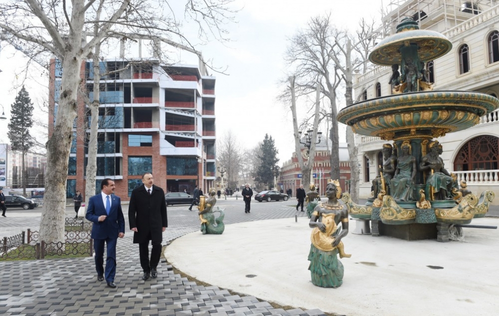 Präsident Ilham Aliyev inspiziert den Verlauf von Bauarbeiten an der Philharmonie Ganja