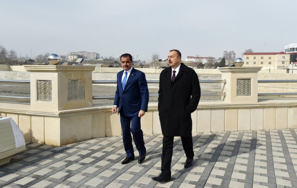 Aserbaidschans Präsident Ilham Aliyev besucht Park-Boulevard Komplex "Ganjatschay"