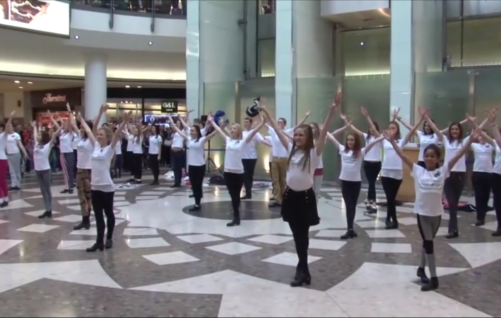 London aeroportunda maraqlı fləşmob