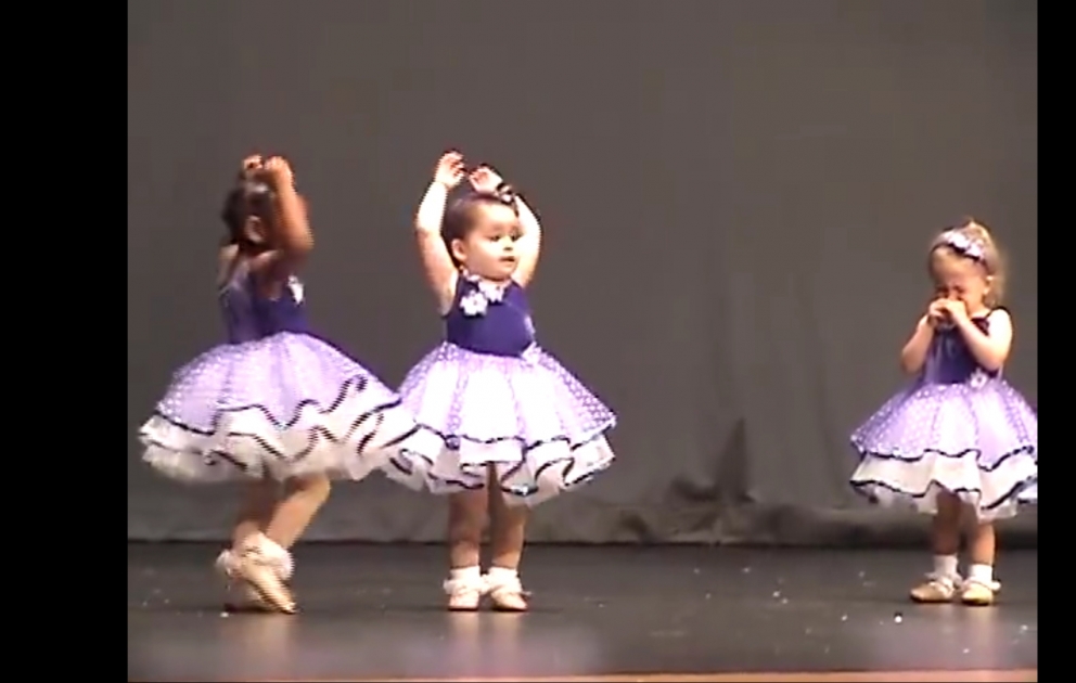 Balaca rəqqasələrin böyük səhnədə ilk çıxışı  Sosial şəbəkələrdə ən çox izlənən VİDEO