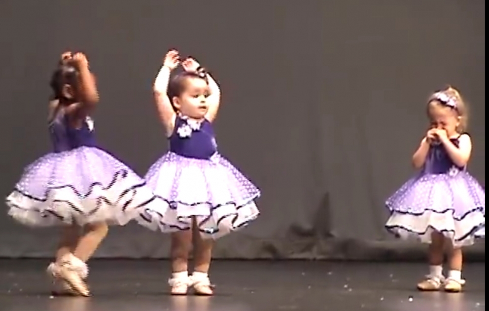 La première prestation des petites danseuses sur la grande scène