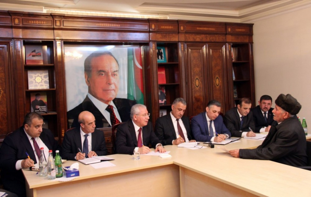 Kənd təsərrüfatı naziri Yevlaxda vətəndaşlarla görüşüb