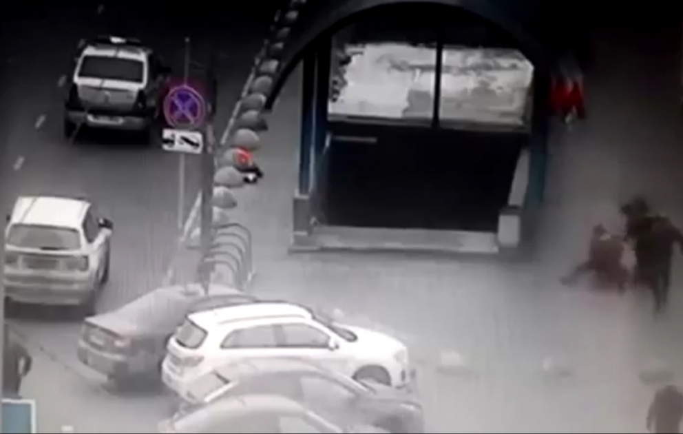 Moskvada 4 yaşlı qızı qətlə yetirən qadının həbs videosu yayılıb