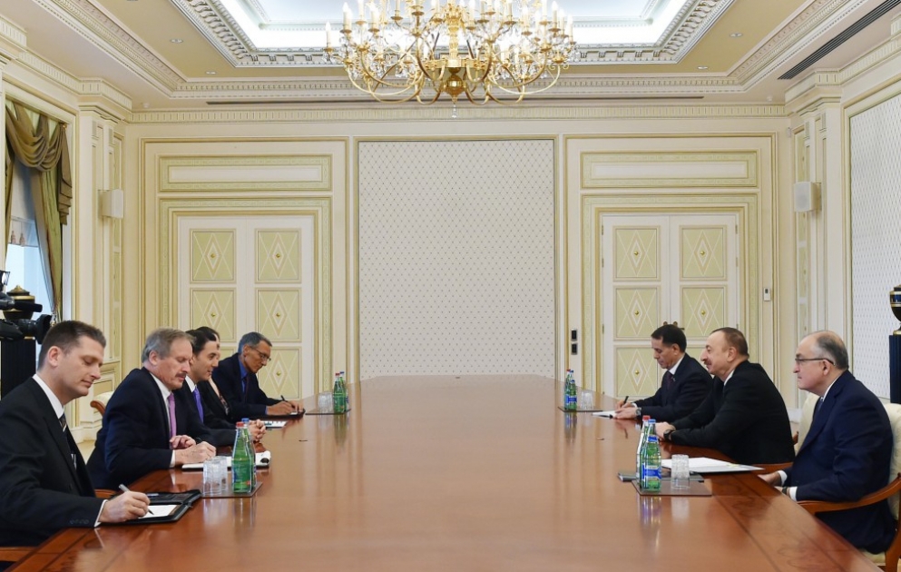 Aserbaidschans Präsident Ilham Aliyev empfängt eine Delegation um Amtsperson des US-Departments