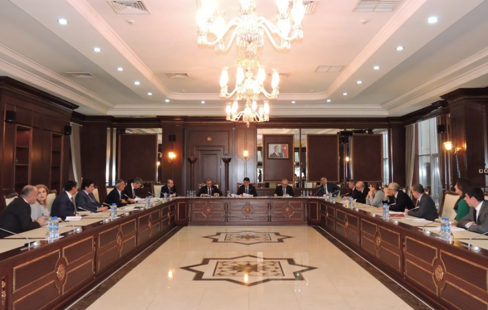 “Məhkəmələrin fəaliyyəti haqqında informasiya əldə etmək barədə” qanun layihəsi müzakirə edilib