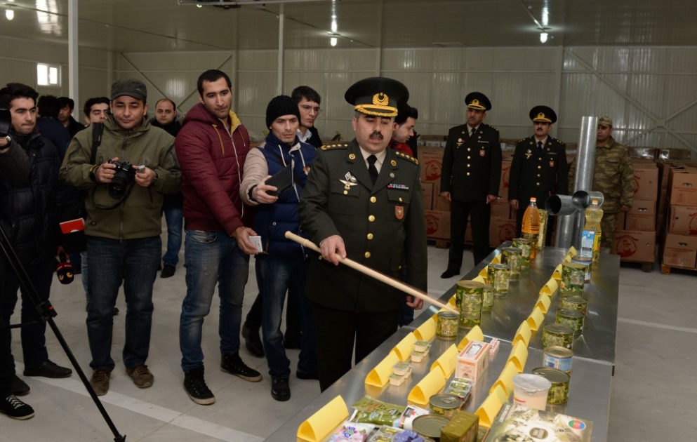Mətbuat nümayəndələri Müdafiə Nazirliyinin Mərkəzi Əşya Bazasında və Ərzaq Anbarında olublar
